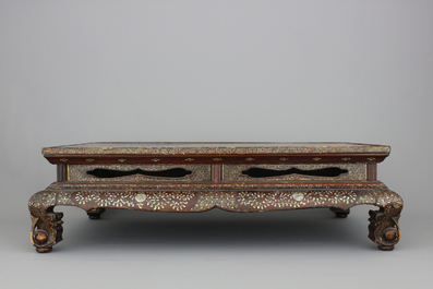 Table a th&eacute; chinoise en bois, incrust&eacute; de nacre, 19e
