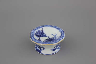 Lot d'objets en porcelaine de Chine: sali&egrave;re, th&eacute;i&egrave;re et paire de vases, 18e-19e