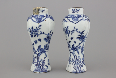 Lot d'objets en porcelaine de Chine: sali&egrave;re, th&eacute;i&egrave;re et paire de vases, 18e-19e