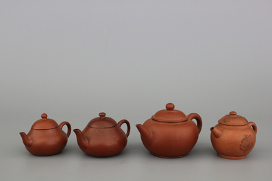 A set of 4 small Chinese Yixing teapots, late Qing/20th C.