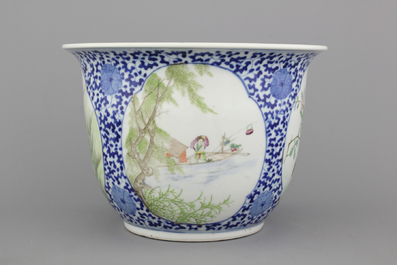A fine Chinese porcelain jardiniere and two covered bowls, 19/20th C.
