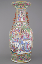 Impressionant vase en porcelaine de Chine &agrave; d&eacute;cor de palais, anses en forme de dragon, Tongzhi, 19e
