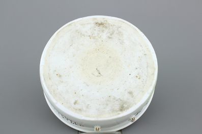 A Chinese porcelain Qianjiang style bowl and cover, 19/20th C.