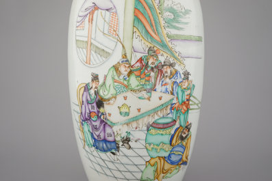 A pair of Chinese porcelain vases with palace interior scenes, 19/20th C.