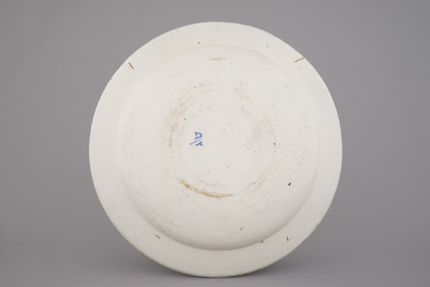 Grand vase fin en forme d'urne en fa&iuml;ence de Delft, bleu et blanc avec chinoiserie, d&eacute;cor sc&egrave;ne de th&eacute;, 17e