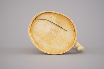 Fijne Chinese gegraveerde ivoren beker met deksel, ca 1900