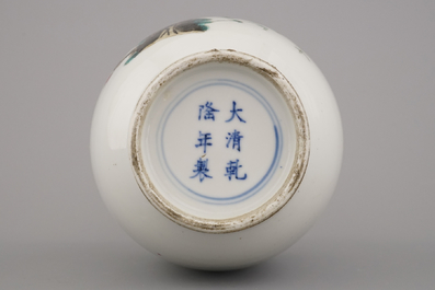 Vaas in Chinees porselein met oren in de vorm van vleermuizen, famille rose, 19e-20e eeuw