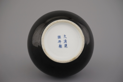 Vase de forme bouteille en porcelaine de Chine monochrome noir, marqu&eacute; Qianlong mais probablement 20e