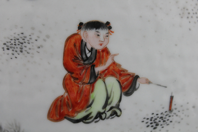 Paire de vases en porcelaine de Chine, avec lettr&eacute;s, famille rose, 19e