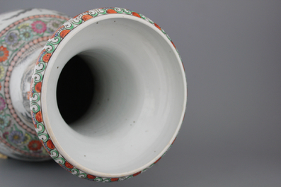 Paire de vases en porcelaine de Chine, avec lettr&eacute;s, famille rose, 19e