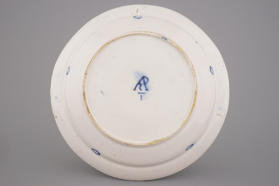Plat de cailles en fa&iuml;ence polychrome de Delft en style Kakiemon, d&eacute;but 18e
