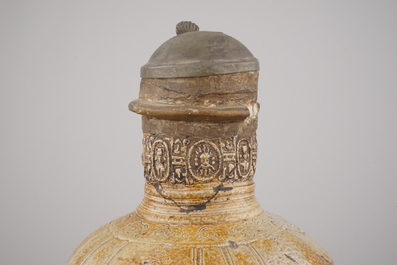 Cruche armoriale importante en gr&egrave;s de <raeren, monture en &eacute;tain, env. 1600