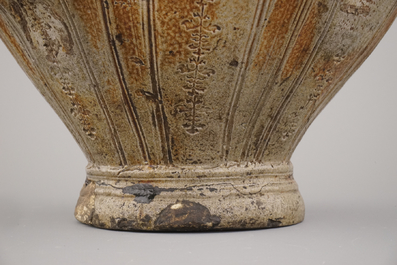 Cruche armoriale importante en gr&egrave;s de <raeren, monture en &eacute;tain, env. 1600