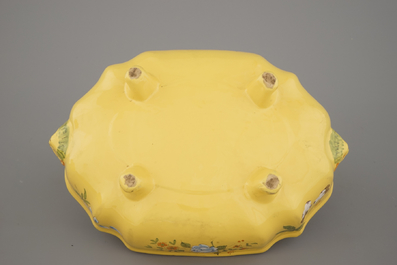 Grande terrine couverte en fa&iuml;ence du Sud de la France, fond jaune, d&eacute;cor floral, fin 18e
