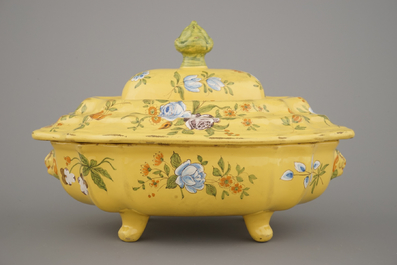 Grande terrine couverte en fa&iuml;ence du Sud de la France, fond jaune, d&eacute;cor floral, fin 18e