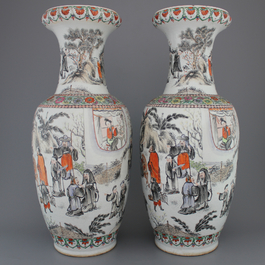 Paire de vases en porcelaine de Chine, avec lettr&eacute;s, famille rose, 19e