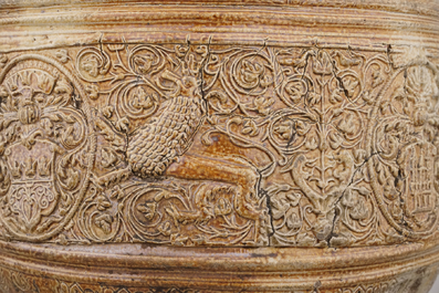 Cruche armoriale importante en gr&egrave;s de <raeren, monture en &eacute;tain, env. 1600