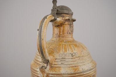Cruche armoriale importante en gr&egrave;s de <raeren, monture en &eacute;tain, env. 1600