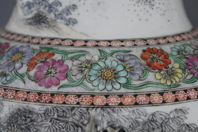 Paire de vases en porcelaine de Chine, avec lettr&eacute;s, famille rose, 19e