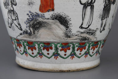 Paire de vases en porcelaine de Chine, avec lettr&eacute;s, famille rose, 19e