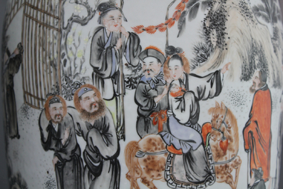 Paire de vases en porcelaine de Chine, avec lettr&eacute;s, famille rose, 19e