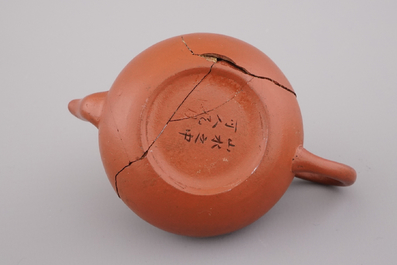 A set of 4 small Chinese Yixing teapots, late Qing/20th C.
