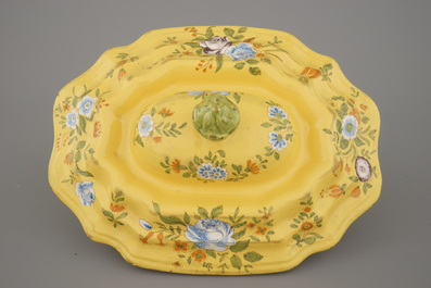 Grande terrine couverte en fa&iuml;ence du Sud de la France, fond jaune, d&eacute;cor floral, fin 18e