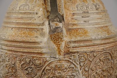 Cruche armoriale importante en gr&egrave;s de <raeren, monture en &eacute;tain, env. 1600