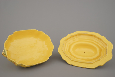 Grande terrine couverte en fa&iuml;ence du Sud de la France, fond jaune, d&eacute;cor floral, fin 18e