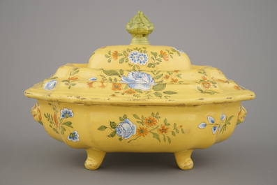 Grande terrine couverte en fa&iuml;ence du Sud de la France, fond jaune, d&eacute;cor floral, fin 18e
