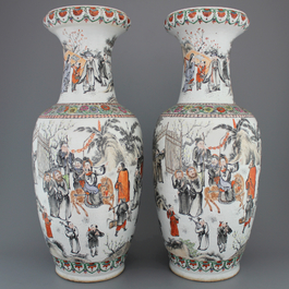 Paire de vases en porcelaine de Chine, avec lettr&eacute;s, famille rose, 19e