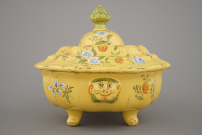 Grande terrine couverte en fa&iuml;ence du Sud de la France, fond jaune, d&eacute;cor floral, fin 18e