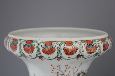 Paire de vases en porcelaine de Chine, avec lettr&eacute;s, famille rose, 19e