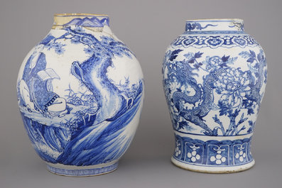 Blauwe en witte drakenvaas in Chinees porselein en Japanse vaas met tijger, 19e eeuw