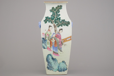 Vase quadrangulaire en porcelaine de Chine, famille rose, 19e