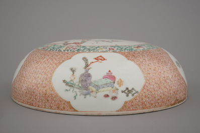 Bo&icirc;te ronde couverte en porcelaine de Chine, famille rose, marqu&eacute;e Qianlong et probablement de cette p&eacute;riode