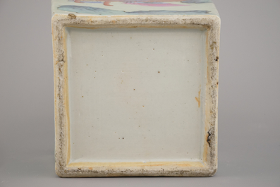 Vase quadrangulaire en porcelaine de Chine, famille rose, 19e