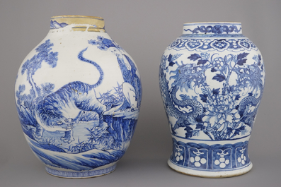 Blauwe en witte drakenvaas in Chinees porselein en Japanse vaas met tijger, 19e eeuw