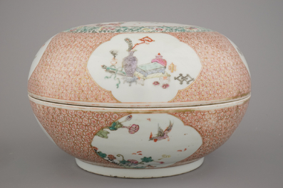 Bo&icirc;te ronde couverte en porcelaine de Chine, famille rose, marqu&eacute;e Qianlong et probablement de cette p&eacute;riode