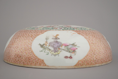 Bo&icirc;te ronde couverte en porcelaine de Chine, famille rose, marqu&eacute;e Qianlong et probablement de cette p&eacute;riode