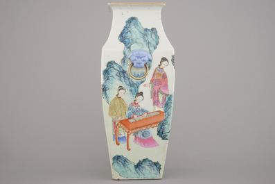 Vase quadrangulaire en porcelaine de Chine, famille rose, 19e