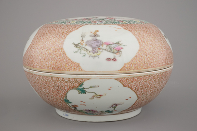 Bo&icirc;te ronde couverte en porcelaine de Chine, famille rose, marqu&eacute;e Qianlong et probablement de cette p&eacute;riode