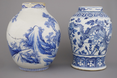 Blauwe en witte drakenvaas in Chinees porselein en Japanse vaas met tijger, 19e eeuw
