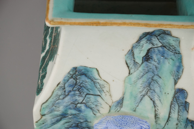 Vase quadrangulaire en porcelaine de Chine, famille rose, 19e
