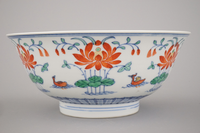 Coupe wucai en porcelaine de Chine, marqu&eacute;e Qianlong et probablement de cette p&eacute;riode