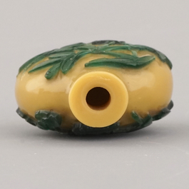 A Chinese overlay glass snuff bottle, ca. 1800