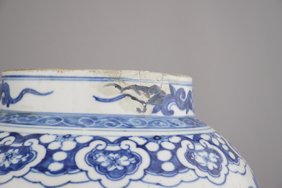 Blauwe en witte drakenvaas in Chinees porselein en Japanse vaas met tijger, 19e eeuw
