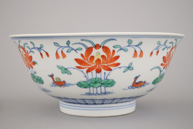 Coupe wucai en porcelaine de Chine, marqu&eacute;e Qianlong et probablement de cette p&eacute;riode