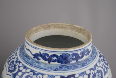 Blauwe en witte drakenvaas in Chinees porselein en Japanse vaas met tijger, 19e eeuw