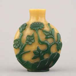 A Chinese overlay glass snuff bottle, ca. 1800
